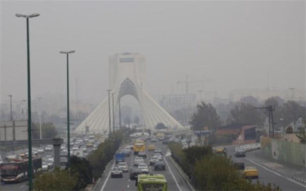 چند تهرانی در سال گذشته بر اثر آلودگی هوا فوت کردند؟