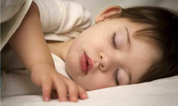 با این روش ساده مسائل خواب کودک تان را رفع کنید ، چند ساعت خواب در روز برای بچه ها کافی است؟