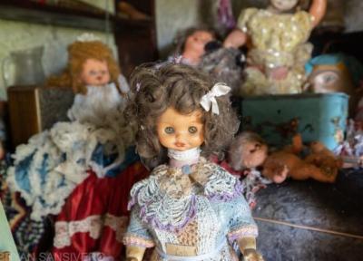 کشف خانه ای متروکه در فرانسه که پر از عروسک های به ظاهر شیطانی است!